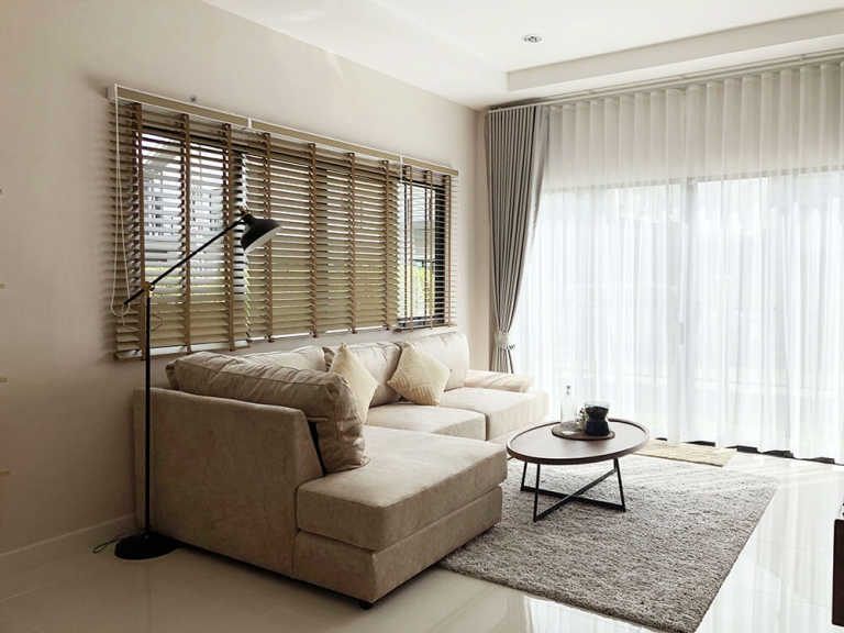 ใช้แสงธรรมชาติด้วยการเปิดช่องให้แสงแดดส่องผ่าน