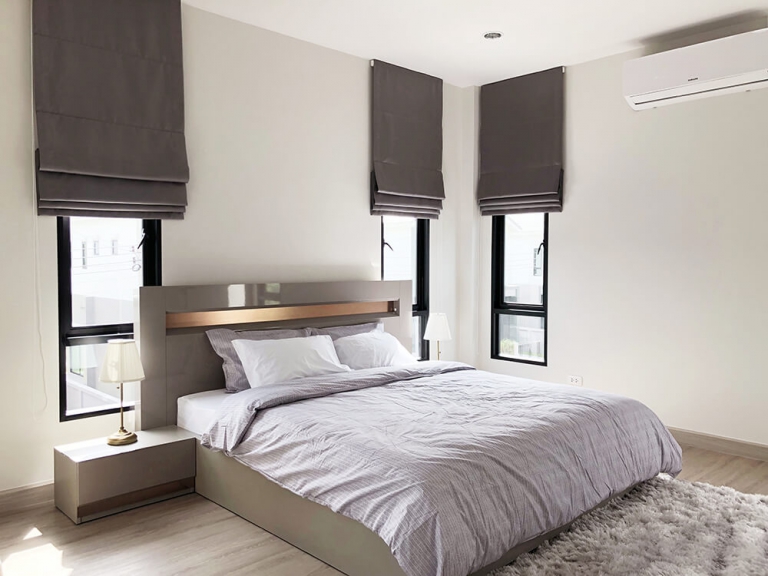 เลือกโคมไฟรูปทรงเรียบง่ายและสีที่คุมโทนเติมบรรยากาศห้องสไตล์มินิมอล